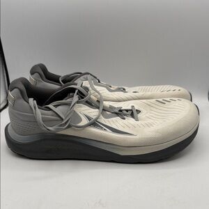 Altra Paradigm 8 men’s 14 Gray and Black Running Shoes S1